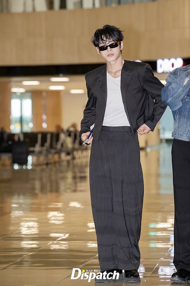 Kim Ji-woong of the group ZeroBaseOne departed for Osaka, Japan, via Gimpo International Airport on the morning of the 3rd to fulfill his overseas schedule. That day, Kim Ji-woong appeared wearing a striped suit, captivating onlookers with his sculpted looks and sharp jawline.