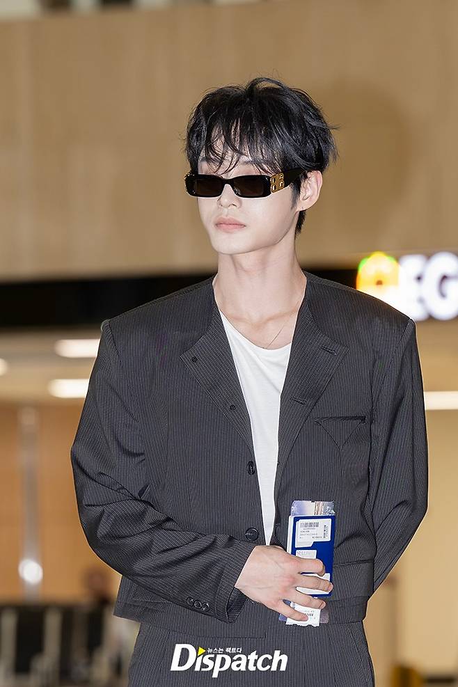 Kim Ji-woong of the group ZeroBaseOne departed for Osaka, Japan, via Gimpo International Airport on the morning of the 3rd to fulfill his overseas schedule. That day, Kim Ji-woong appeared wearing a striped suit, captivating onlookers with his sculpted looks and sharp jawline.