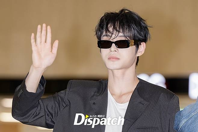 Kim Ji-woong of the group ZeroBaseOne departed for Osaka, Japan, via Gimpo International Airport on the morning of the 3rd to fulfill his overseas schedule. That day, Kim Ji-woong appeared wearing a striped suit, captivating onlookers with his sculpted looks and sharp jawline.