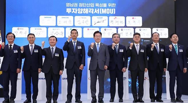 이재명 대통령이 3일 경남 진주시에서 열린 영남권 첨단산업 발전비전 국민보고회에서 투자협약식이 끝난 뒤 참석자들과 기념촬영을 하고 있다.  왼쪽부터 전재수 부산시장, 정연인 두산에너빌리티 부회장, 노태문 삼성전자 대표이사 사장, 김동관 한화그룹 부회장, 이 대통령, 장재훈 현대차그룹 부회장, 정재헌 SK텔레콤 대표이사 사장, 문혁수 LG이노텍 사장, 구윤철 부총리 겸 재정경제부 장관. (사진=연합뉴스)
