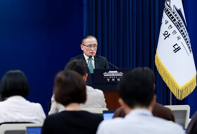 위성락 국가안보실장이 3일 청와대 춘추관 기자회견장에서 이재명 대통령의 북대서양조약기구(NATO·나토) 정상회의 참석 및 몽골 국빈 방문 관련 사전 브리핑을 하고 있다. 2026.7.3(사진=저작권자(c) 연합뉴스, 무단 전재-재배포 금지)
