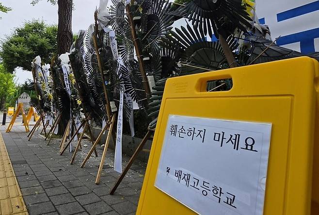 2일 오전 서울 강동구 배재고등학교 앞에 근조 화환들만 뒤집어 세워져 있다. 김혜윤 기자 unique@hani.co.kr
