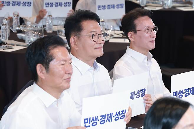 왼쪽부터 정청래 더불어민주당 전 대표, 송영길 민주당 의원, 김민석 전 국무총리가 3일 서울 용산구의 한 호텔에서 열린 민주당 국회의원 워크숍에 참석해 있다. 연합뉴스