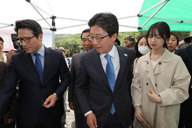 2017년 5월6일 유승민 당시 바른정당 대통령 후보와 딸 유담씨가 일본군 위안부 피해 할머니들을 위한 효잔치가 열린 경기도 광주시 퇴촌면 나눔의집을 찾아 기념품을 구매하고 있다. 이정아 기자 leej@hani.co.kr
