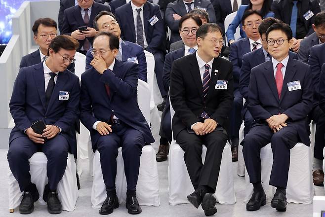 전재수(왼쪽부터) 부산시장, 추경호 대구시장, 김상욱 울산시장, 이철우 경북지사가 3일 경남 진주시에서 열린 영남권 첨단산업 발전비전 국민보고회에 참석해 이야기하고 있다. 진주=왕태석 선임기자