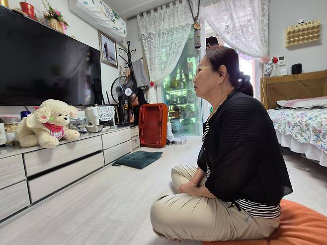 지난달 26일 오후 광주특별시 목포시 한 임대주택에서 홀로 거주 중인 조영란(72) 할머니가 AI 반려견과 대화를 나누고 있다. 황희규 기자