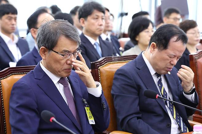 노태악 전 중앙선거관리위원장과 위철환 중앙선관위원장 직무대행이 이 1일 서울 여의도 국회에서 열린 제9회전국동시지방선거투표용지부족 사태 등 국민참정권침해진상규명 및 선거관리개혁을 위한 국정조사 특별위원회에서 생각에 잠겨 있다. 뉴스1
