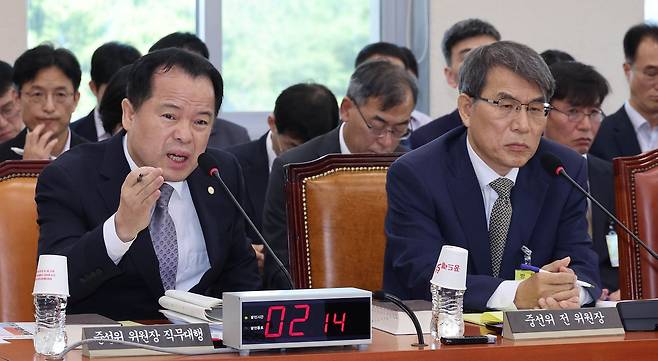 위철환 선관위원장 직무대행(앞줄 왼쪽)이 23일 국회에서 열린 전국동시지방선거 투표용지 부족 사태 등 국민 참정권 침해 진상규명 및 선거관리 개혁을 위한 국정조사 특별위원회 전체회의에 의원들 질의에 답하고 있다. 앞줄 오른쪽은 노태악 전 선관위원장. 임현동 기자.