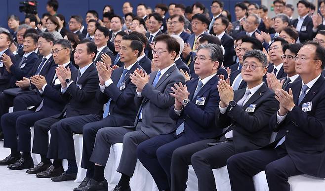 이재명 대통령이 3일 경남 진주시에서 열린 영남권 첨단산업 발전비전 국민보고회에서 박수치고 있다. 뉴스1