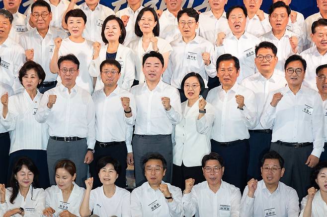 한병도 더불어민주당 당대표 직무대행 겸 원내대표와 한성숙 국무총리를 비롯한 참석자들이 3일 서울 용산구 서울드래곤시티에서 열린 22대 후반기 국회 대비 더불어민주당 국회의원 워크숍에서 기념 촬영을 하고 있다. 뉴스1