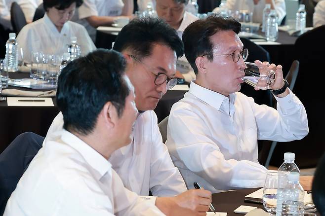 더불어민주당 정청래 전 대표(왼쪽부터), 송영길 의원, 김민석 전 국무총리가 3일 서울 용산구 한 호텔에서 열린 민주당 국회의원 워크숍에 참석해 한 테이블에 앉아 있다. 연합뉴스