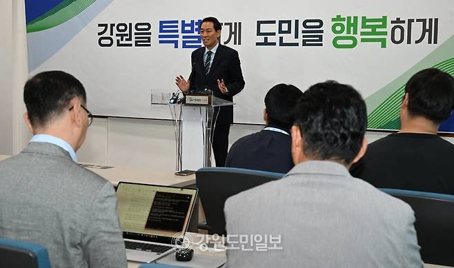 ▲ 우상호 강원도지사 당선인이 30일 강원도청 브리핑룸에서 AI데이터센터 관련 기자간담회를 열고 ‘강릉 유치 무산 우려’에 대해 반박하고 있다. 김정호 기자