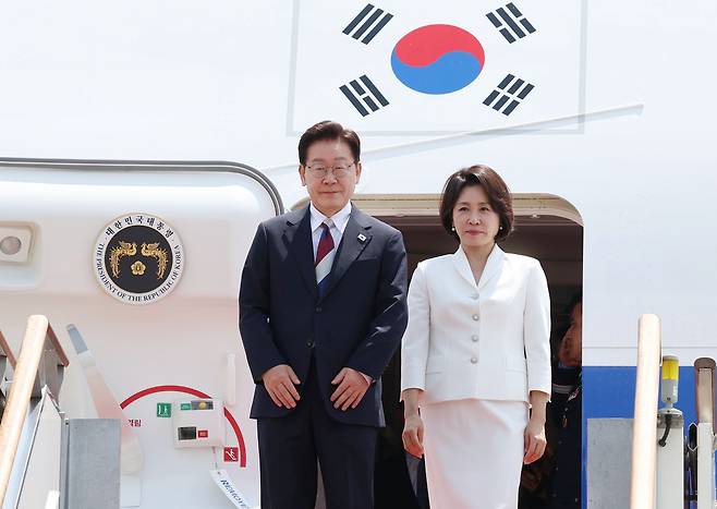 주요 7개국(G7) 정상회의 일정을 마친 이재명 대통령과 김혜경 여사가 지난달 18일 경기 성남 서울공항에 도착해 공군 1호기에서 내리고 있다. 청와대사진기자단