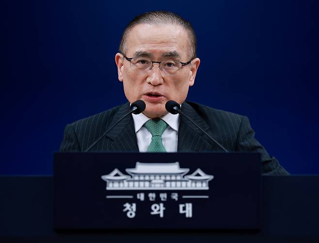 위성락 국가안보실장이 3일 청와대 춘추관 기자회견장에서 이재명 대통령의 북대서양조약기구(NATO·나토) 정상회의 참석 및 몽골 국빈 방문 관련 사전 브리핑을 하고 있다. 위 실장은 브리핑에서 최근 미국 연방하원 법사위원회가 발표한 쿠팡 관련 보고서에 대해 “사실과 다르다”고 말했다.  연합뉴스