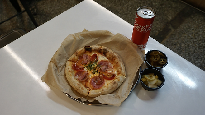 Meatmania pizza from Pizza N'Banne at Eunma Apartment Complex in Seoul (Cha Min-jung/The Korea Herald)