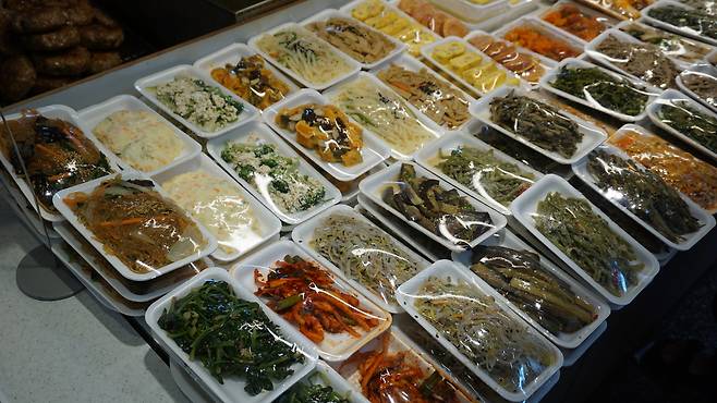 Banchan is on sale at Eunma Apartment Complex in Seoul. (Cha Min-jung/The Korea Herald)