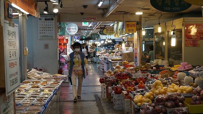 Underground Eunma mall at Eunma Apartment Complex in Seoul (Cha Min-jung/The Korea Herald)