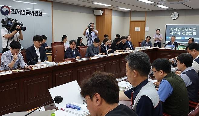 최저임금위원회 위원들이 2일 오후 세종시 정부세종청사에서 법정 심의기한(6월 29일)을 넘겨 제11차 전원회의를 하고 있다. 연합뉴스