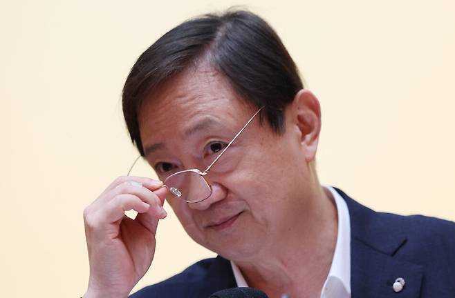 이찬진 금융감독원장이 지난 6월22일 서울 영등포구 금융감독원에서 열린 출입기자단 간담회에서 발언 도중 안경을 고쳐쓰고 있다. 연합뉴스