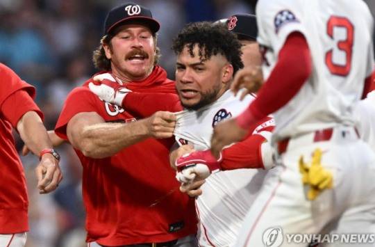 MLB 보스턴과 워싱턴 경기서 벌어진 몸싸움. 가운데가 콘트레라스. / 사진=연합뉴스