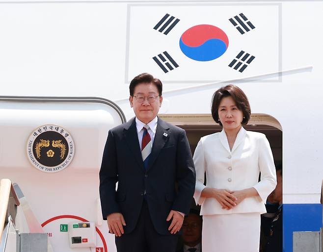 G7 정상회의와 유럽 순방을 마치고 귀국한 이재명 대통령과 김혜경 여사가 지난달 18일 성남 서울공항에 도착한 공군 1호기에서 내리고 있다. / 사진=연합뉴스