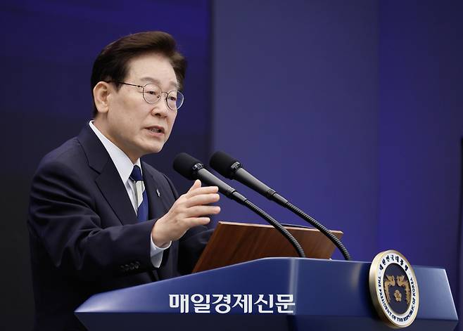 이재명 대통령이 지난달 30일 광주 서구 김대중컨벤션센터에서 열린 서남권 첨단산업 발전비전 국민보고회에서 축사를 하고 있다. [청와대사진기자단]