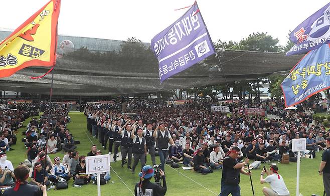 현대차 노조 조합원들이 지난달 30일 현대차 울산공장에서 2026년 단체교섭 투쟁 승리를 위한 중앙쟁의대책위원회 출범식 및 전 조합원 결의대회를 하고 있는 모습. [뉴스1]