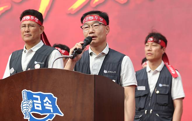 이종철 현대차 노조 지부장이 지난달 30일 현대차 울산공장에서 가진 2026년 단체교섭 투쟁 승리를 위한 중앙쟁의대책위원회 출범식 및 전조합원 결의대회에서 투쟁사를 하고 있다. [뉴스1]