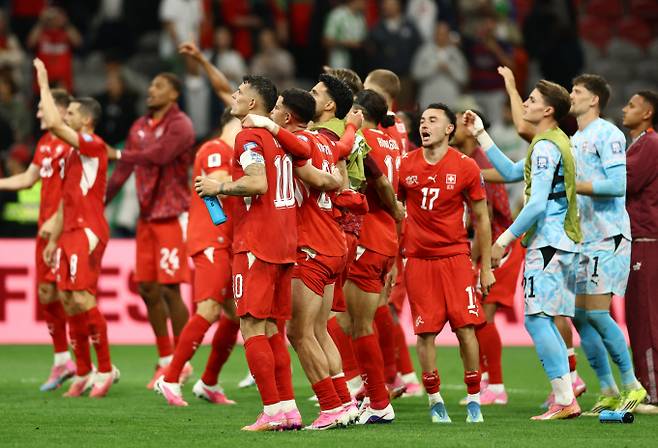 스위스가 2026 국제축구연맹(FIFA) 북중미 월드컵 알제리를 2-0으로 이겼다. 사진은 지난 2일(현지시각) 캐나다 밴쿠버에서 열린 2026 북중미 월드컵 32강전에서 알제리를 2-0으로 이긴 후 기뻐한 스위스 대표팀의 모습. /로이터=뉴스1