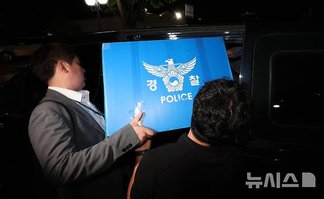 [과천=뉴시스] 박주성 기자 = 6·3 지방선거에서 발생한 투표용지 부족 사태를 수사 중인 합동수사본부(본부장 김태훈 서울중앙지검 3차장)가 3일 송파구선거관리위원회 선거담당관 등 관계자 6명을 추가로 불러 조사한다. 사진은 서울경찰청 광역범죄수사대 관계자가 지난달 11일 경기 과천시 중앙선거관리위원회 압수수색을 마친 뒤 압수품을 차량에 싣는 모습. (공동취재) 2026.07.03. photo@newsis.com