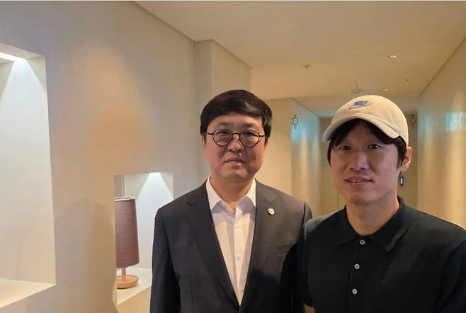 [서울=뉴시스]최휘영 문체부 장관과 박지성. (사진=최휘영 문체부 장관 소셜미디어 캡처)