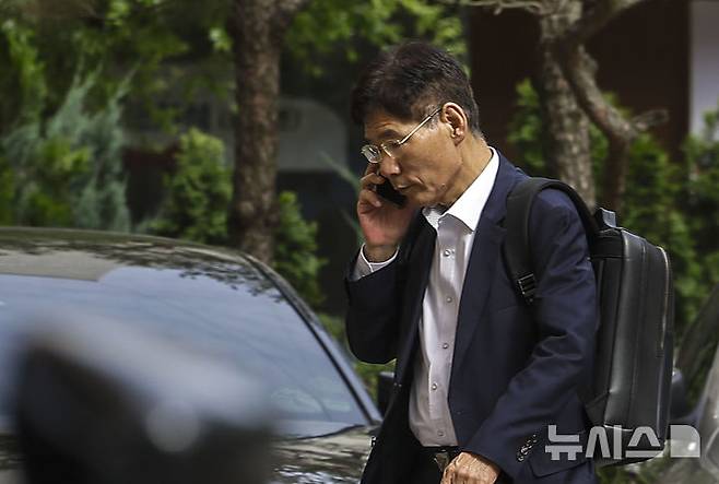 [과천=뉴시스] 정병혁 기자 = 내란부화수행 혐의를 받는 안성식 전 해양경찰청 기획조정관이 1일 경기 과천시 2차 종합특검 사무실로 조사를 받기 위해 출석해 대기하고 있다. 2026.06.01. jhope@newsis.com