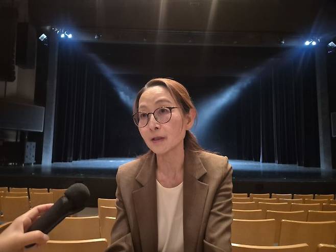 [수원=뉴시스] 이병희 기자 = 김경숙 경기도무용단 예술감독이 3일 '경기도당 춤 드라마 귀귀내력(貴貴來歷)-세상 모든 귀한 것들의 내력' 공연을 설명하고 있다. 2026.07.03. iambh@newsis.com *재판매 및 DB 금지