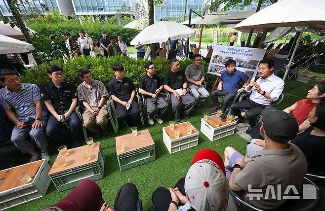 [서울=뉴시스] 황준선 기자 = 오세훈 서울시장이 3일 오후 민선 9기 첫 민생 행보로 서울 강서구 마곡미술길 방문해 상인들과 간담회를 하고 있다. (공동취재) 2026.07.03. photo@newsis.com