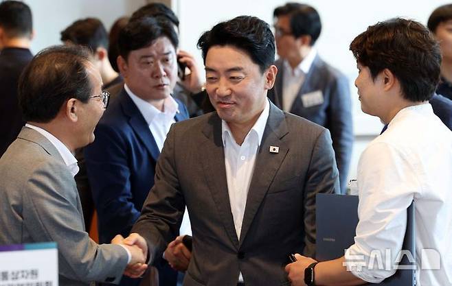 [서울=뉴시스] 고범준 기자 = 강훈식 비서실장이 3일 서울 용산구 서울드래곤시티호텔에서 열린 후반기 국회 대비 국회의원 워크숍에서 참석자들과 악수하고 있다. 2026.07.03. bjko@newsis.com