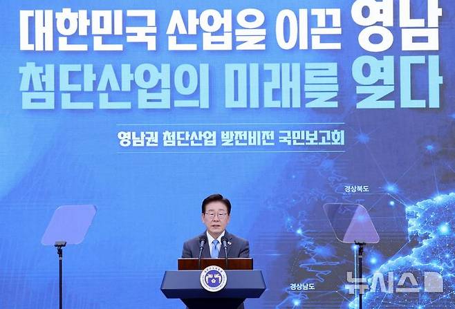 [진주=뉴시스] 조성봉 기자 = 이재명 대통령이 3일 경남 진주에서 열린 영남권 첨단산업 발전비전 국민보고회에서 축사를 하고 있다. 2026.07.03. suncho21@newsis.com