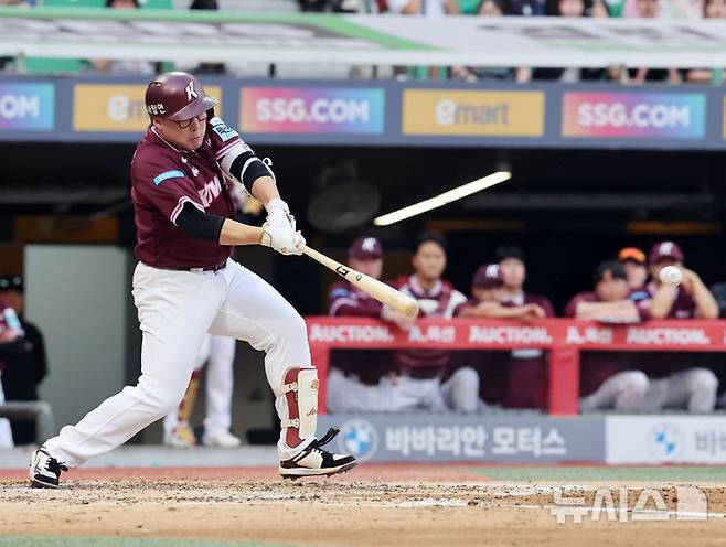 [인천=뉴시스] 배훈식 기자 = 2일 오후 인천 미추홀구 SSG 랜더스필드에서 열린 2026 신한 SOL KBO 리그 SSG 랜더스와 키움 히어로즈의 경기, 3회초 2사 3루 상황에서 키움 안치홍이 1타점 적시 2루타를 치고 있다. 2026.06.02. dahora83@newsis.com