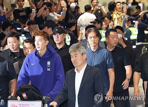 충격의 조별리그 탈락, 홍명보 전 감독 귀국 [연합뉴스 자료사진]