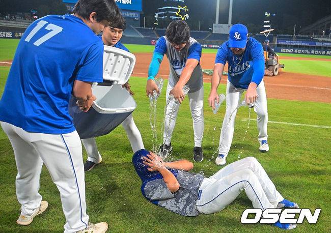[OSEN=창원, 이석우 기자] 2일 창원NC파크에서 2026 신한 SOL KBO 리그 NC 다이노스와 삼성 라이온즈의 경기가 열렸다. 삼성 김백산이 5⅔이닝 무실점으로 데뷔 첫승을 기록했다. 삼성 김백산이 데뷔 첫승 축하 물세례를 받고 있다. 2026.07.02 / foto0307@osen.co.kr