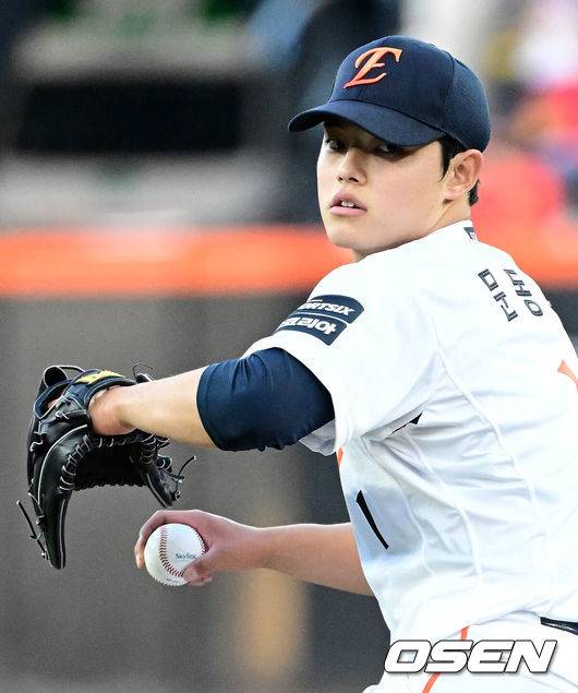[OSEN=대전, 지형준 기자] 14일 대전 한화생명 볼파크에서 2026 신한 SOL KBO리그 한화 이글스와 삼성 라이온즈의 경기가 열렸다.3연패 중인 한화는 문동주, 4연승을 노리는 삼성은 최원태가 선발로 나섰다. 1회초 한화 문동주가 역투하고 있다. 2026.04.14 / jpnews@osen.co.kr