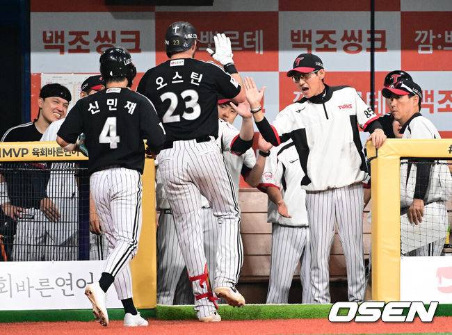 [OSEN=고척, 지형준 기자] 1일 오후 서울 고척스카이돔에서 2026 신한 SOL KBO리그 키움 히어로즈와  LG 트윈스의 경기가 열렸다.이날 키움은 알칸타라, LG는 함덕주가 선발로 나섰다.5회말 2사 2루에서 LG 오스틴이 우월 투런포를 날리며 염경엽 감독과 하이파이브를 하고 있다. 2026.07.01 / jpnews@osen.co.kr