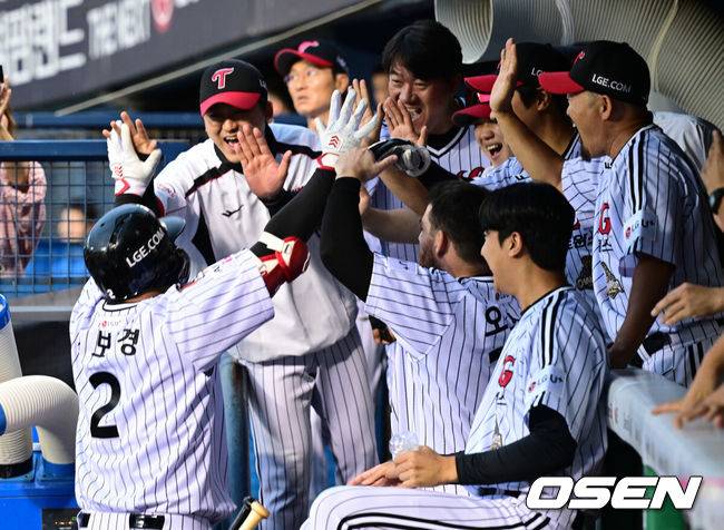 [OSEN=잠실, 조은정 기자]20일 서울 잠실야구장에서 ‘2026 신한 SOL Bank KBO리그’ LG 트윈스와 두산 베어스의 경기가 열린다.홈팀 LG는 임찬규를, 방문팀 두산은 곽빈을 선발로 내세웠다.8회말 1사 1,2루에서 LG 문보경이 중월 역전 3저 홈런을 날린 뒤 더그아웃에서 환영을 받고 있다.  2026.06.20 /cej@osen.co.kr