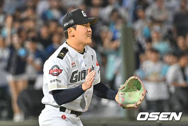 [OSEN=부산, 이석우 기자] 23일 부산 사직야구장에서 2026 신한 SOL KBO 리그 롯데 자이언츠와 NC 다이노스의 경기가 열렸다. 홈팀 롯데는 박세웅이, 방문팀 NC는 라일리가 선발 출전했다.롯데 자이언츠 최준용이 9회초 2사 1,2루 NC 다이노스 김형준을 삼진으로 잡고 환호하고 있다. 2026.06.23 / foto0307@osen.co.kr