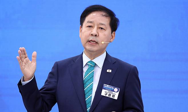 구윤철 부총리 겸 재정경제부 장관이 3일 경남 진주시에서 이재명 대통령 주재로 열린 영남권 첨단산업 발전비전 국민보고회에서 정부 지원방안을 발표하고 있다. 청와대통신사진기자단