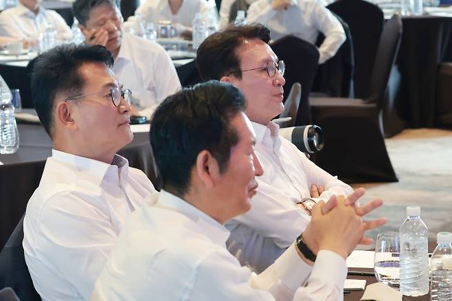 송영길(왼쪽부터) 더불어민주당 의원, 정청래 전 더불어민주당 대표, 김민석 전 국무총리가 3일 서울 용산구 드래곤시티호텔에서 열린 더불어민주당 국회의원 워크숍에 참석해 한 테이블에 앉아 있다. 연합뉴스