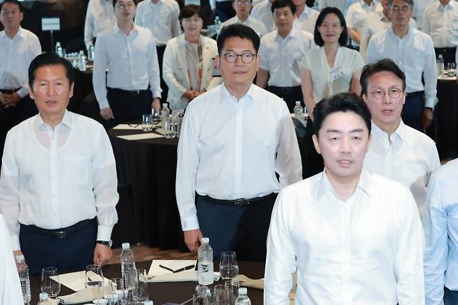 정청래(왼쪽부터) 전 더불어민주당 대표, 송영길 더불어민주당 의원, 강훈식 대통령비서실장, 김민석 전 국무총리가 3일 서울 용산구 드래곤시티호텔에서 열린 더불어민주당 국회의원 워크숍에 참석해 애국가를 부르고 있다. 연합뉴스