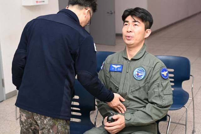 지난 1일 공군 항공우주의료원에서 이현호 서울경제신문 기자가 ‘중가속도내성강화훈련’(G-TEST)에 앞서 특수호흡법인 ‘L1 호흡법’을 연습하고 있다. 사진 제공=공군
