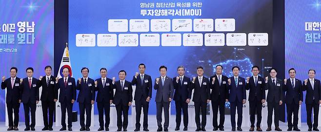 이재명 대통령이 3일 경남 진주시에서 열린 영남권 첨단산업 발전비전 국민보고회에서 김동관 한화 그룹 부회장, 장재훈 현대차그룹 부회장, 노태문 삼성전자 대표, 정재헌 SK텔레콤 사장 등 참석자들과 기념사진을 촬영하고 있다. 청와대사진기자단
