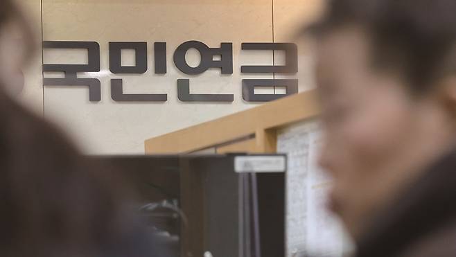 국민연금 기금운용위원회의 독립성과 전문성을 두고 논란이 일고 있다.[사진｜뉴시스]
