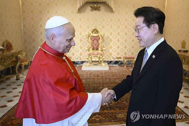 이재명 대통령, 레오 14세 교황 면담 (바티칸=연합뉴스) 한상균 기자 = 이재명 대통령이 15일(현지시간) 교황청 사도궁에서 레오 14세 교황과 단독 면담에 앞서 악수하고 있다. 2026.6.15 [바티칸 미디어 제공. 재판매 및 DB 금지] xyz@yna.co.kr